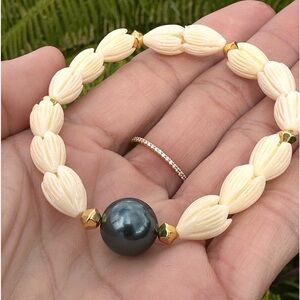 100A. Pīkake Shell hand carved flower bead & Swarovski Tahitian Pearl Bracelet